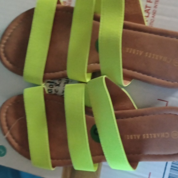 2 pair of sandals - Picture 3 of 4